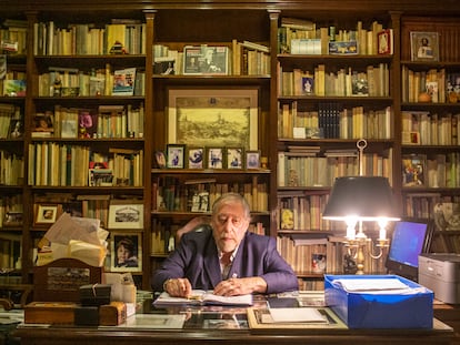 Alejandro Vaccaro posa para un retrato en su vivienda en el barrio de La Recoleta, en Buenos Aires, el 25 de abril de 2023.