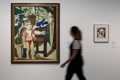 Desde la izquierda, la obra 'La mesa del jardín con Claude' de 1952 y 'Claude en traje azul marino' de 1950, en el Museo Picasso de Barcelona. 