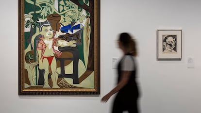 Desde la izquierda, la obra 'La mesa del jardín con Claude' de 1952 y 'Claude en traje azul marino' de 1950, en el Museo Picasso de Barcelona.