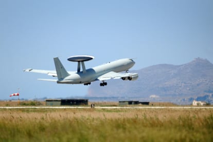 Un AWACS de la Royal Air Force británica despega del aeropuerto de Trapani, en Sicilia, para dirigir las operaciones en Libia.
 / mod