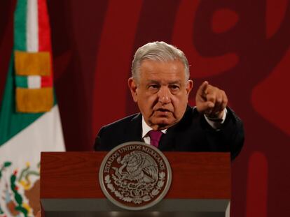 Andrés Manuel López Obrador en conferencia matutinaMEX2257. CIUDAD DE MÉXICO (MÉXICO), 27/04/2022.- El presidente de México, Andrés Manuel López Obrador, habla durante una conferencia de prensa matutina, hoy, en el Palacio Nacional, en Ciudad de México (México). López Obrador anunció este miércoles un "plan antiinflación" que consistirá en "precios de garantía" para 24 productos de la canasta básica para mitigar la inflación general más alta en dos décadas. EFE/ Mario Guzmán