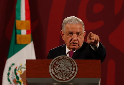 Andrés Manuel López Obrador en conferencia matutinaMEX2257. CIUDAD DE MÉXICO (MÉXICO), 27/04/2022.- El presidente de México, Andrés Manuel López Obrador, habla durante una conferencia de prensa matutina, hoy, en el Palacio Nacional, en Ciudad de México (México). López Obrador anunció este miércoles un "plan antiinflación" que consistirá en "precios de garantía" para 24 productos de la canasta básica para mitigar la inflación general más alta en dos décadas. EFE/ Mario Guzmán