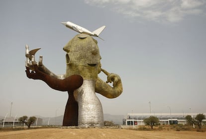 This huge sculpture at the entrance to Castellón airport was “inspired” by Carlos Fabra, the former head of the provincial government of Castellón province, who in December 2014 began an eight-year jail term for tax evasion.