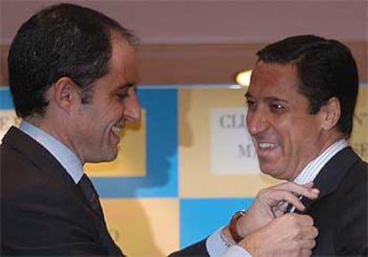 Camps impone la medalla del Club de Encuentro a Zaplana anoche en Valencia.