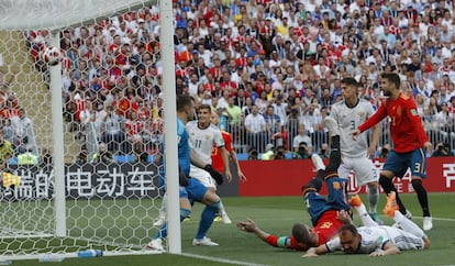 El jugador ruso Sergei Ignashevich marca el gol en propia puerta.