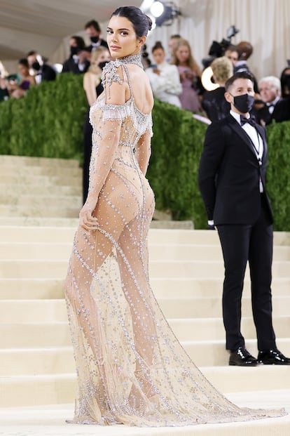 Kendall Jenner, luciendo transparencias con este vestido de Givenchy.