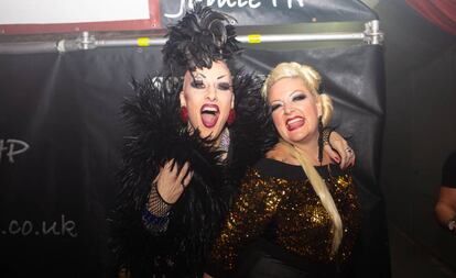 Mr. Pam, a la derecha, junto a Chi Chi LaRue.