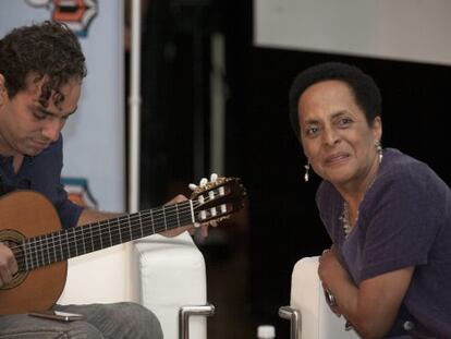 La cantante Susana Baca y Omar Silva, de la banda puertorrique&ntilde;a Cultura Prof&eacute;tica, en el Festival de la Palabra, en San Juan.