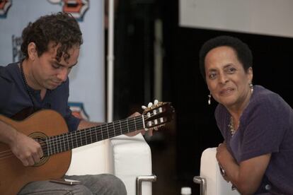 La cantante Susana Baca y Omar Silva, de la banda puertorrique&ntilde;a Cultura Prof&eacute;tica, en el Festival de la Palabra, en San Juan.