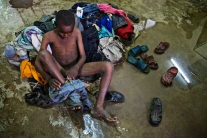 Una vez en el centro de rescate, los niños apilan la ropa vieja en mitad de una habitación y se preparan para tomar una ducha. El olor que desprende aquellas prendas usadas por años aleja a cualquiera que quiera entrar en la habitación. Pantalones rotos, camisetas sucias y rasgadas, zapatos y chancletas son amontonadas bajo la atenta mirada de todos los presentes.