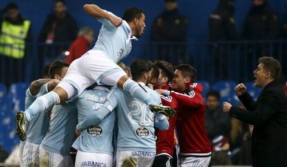 Los jugadores del Celta celebran un gol.