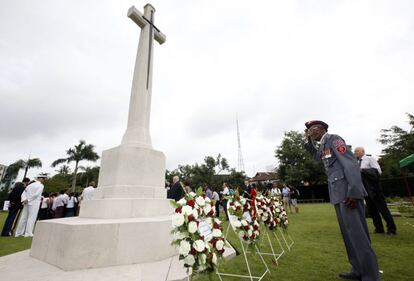 El veterano de la Segunda Guerra Mundial de Myanmar David Daniel pone flores en una ceremonia para conmemorar el 70 aniversario del fin de la Segunda Guerra Mundial en Hanthawaddy, cementerio de la guerra en Yangon, Myanmar.