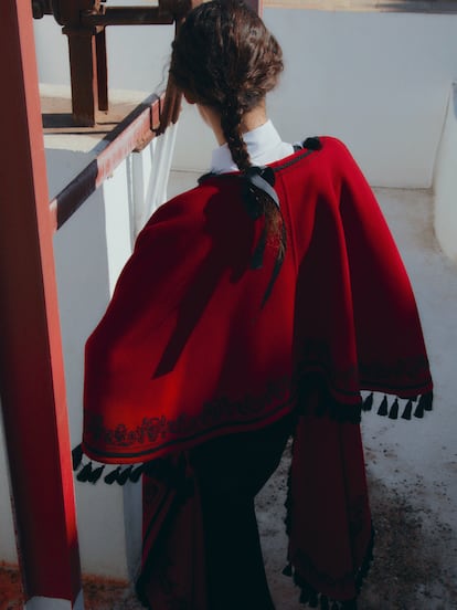 María José Espinar, tercera generación de mujeres dedicadas a la creación del mantón de Manila, creó la toquilla que abrió el desfile de Dior en Sevilla. En esta imagen, camisa de algodón, capa de lana y seda bordada con borlas, y pantalón de algodón, todo de Dior.