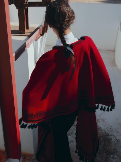 María José Espinar, tercera generación de mujeres dedicadas a la creación del mantón de Manila, creó la toquilla que abrió el desfile de Dior en Sevilla. En esta imagen, camisa de algodón, capa de lana y seda bordada con borlas, y pantalón de algodón, todo de Dior. 