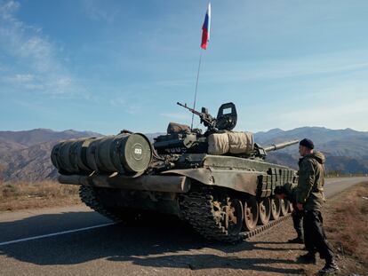 Un grupo de soldados rusos, parte de los "pacificadores" enviados a Nagorno Karabaj, en el montañoso enclave el año pasado.