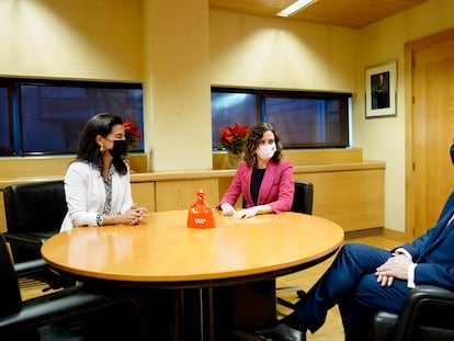 Rocío Monasterio, líder de Vox, con Isabel Díaz Ayuso, presidenta de Madrid, y el consejero de Economía, Javier Fernández-Lasquetty.