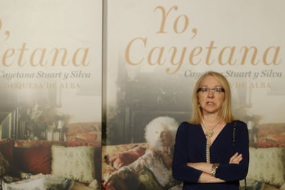 Ana Rosa Semprún, directora de Espasa, anuncia a los medios que la duquesa de Alba no podrá presentar su libro <i>Yo, Cayetana</i>, a causa de un pequeño accidente doméstico.