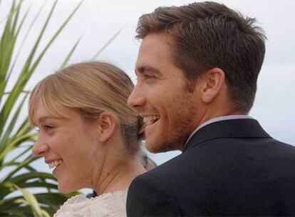 Los protagonistas de <i>Zodiac</i> Chloe Sevigny y Jake Gyllenhaal posan en el festival.