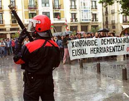 Manifestación en San Sebastián en solidaridad con Olaia Castresana, fallecida al estallarle la bomba que manipulaba.