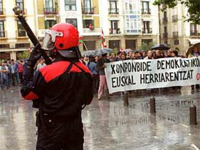 Manifestación en San Sebastián en solidaridad con Olaia Castresana, fallecida al estallarle la bomba que manipulaba.