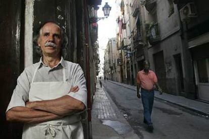 Pitu Cunillera, zapatero ortopédico en la calle de Sant Pacià del barrio del Raval, donde vive desde que tenía tres años.