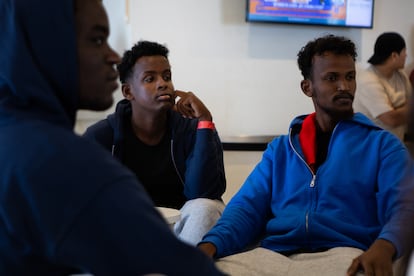 Ibrahim, a la izquierda, junto a sus compañeros somalíes en el ferry que los llevó de Mallorca a Barcelona.