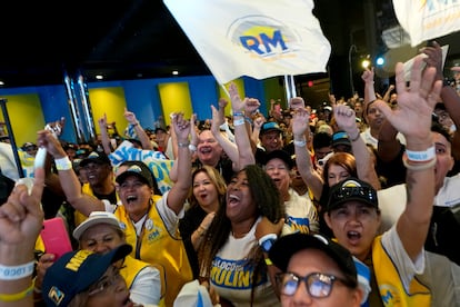 Partidarios del candidato presidencial José Raúl Mulino, celebran los resultados después del cierre de las urnas para las elecciones generales en la ciudad de Panamá, el domingo 5 de mayo de 2024.