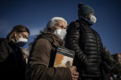 Una mujer con un libro de Almudena Grandes asiste al entierro de la escritora en el Cementerio Civil de la Almudena.