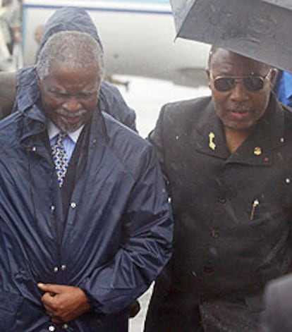 El presidente surafricano, Mbeki, y Taylor, en Monrovia.