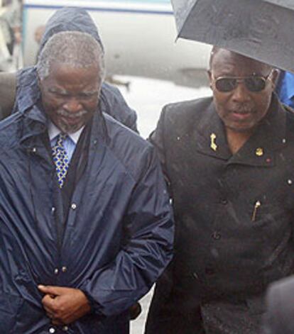 El presidente surafricano, Mbeki, y Taylor, en Monrovia.