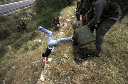 Policías fronterizos israelíes detienen a un joven palestino en la localidad de Wallajah, cerca de Belén.