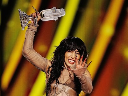 Loreen, con el Micrófono de Cristal en mayo de 2023 tras su segunda victoria en Eurovisión.