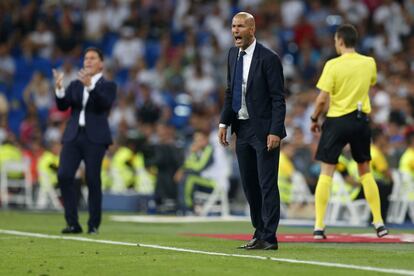 El entrenador del Real Madrid, Zinadine Zidane (d), y el entrenador del Celta de Vigo, Eduardo Berizzo, dan instrucciones a sus jugadores durante el partido.