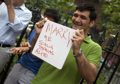 Un hombre pide matrimonio a su pareja en Nueva York (EE UU).