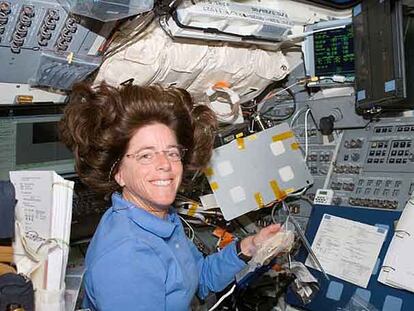 La astronauta y maestra Barbara Morgan, en el <i>Endeavour.</i>