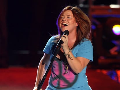 La cantante estadounidense Kelly Clarkson y el deportista LeBron James han acordado con la Fundación Bill and Melinda Gates y Viacom protagonizar <i>Get Schooled</i>, un especial que se emitirá en la televisión estadounidense para animar a los jóvenes a estudiar. Ambos contarán durante treinta minutos el papel que ha tenido la educación en sus vidas y sobre los profesores que más les influyeron. El programa se emitirá el próximo 8 de septiembre.