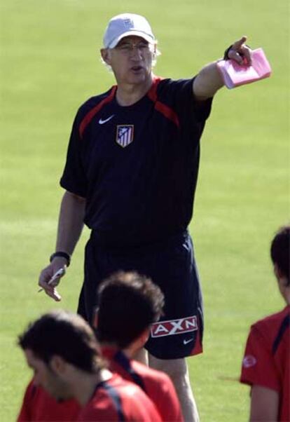 Bianchi da instrucciones en un entrenamiento del Atlético.