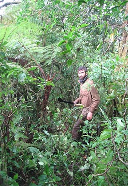 Daniel Salas, alpinista profesional, se abre camino en la selva de la caldera de Luba.