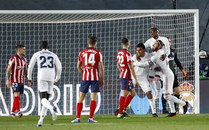 Casemiro celebra con Sergio Ramos, ambos del Real Madrid ,la consecución del primer gol del partido.