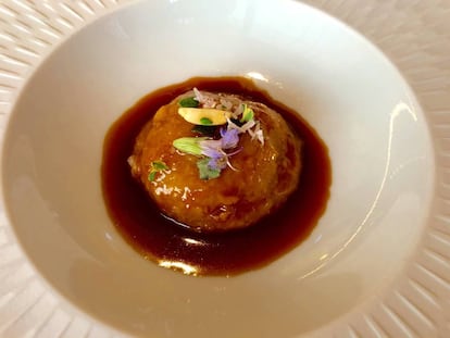 RAVIOLI CREMOSO DE CORDERO CON HIERBAS DEL MAESTRAZGO / CAPEL