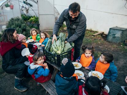 El agricultor Miguel Roig muestra sus productos ecológicos a los niños del comedor al aire libre de la escuela A Caracola de A Coruña.