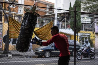 La escuela de box Conde en el barrio de la Aquiles Serdán ha adaptado un bajopuente como un gimnasio que se llena de jóvenes que practican el deporte.