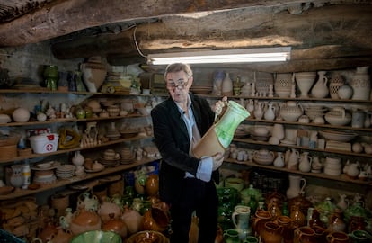 Adam Lowe, responsable en España de Factum Arte, en el taller del alfarero Melchor Tito.