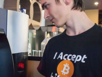 Un cliente del caf&eacute; The Waves (Vancuver) observa el primer cajero de bitcoins.
