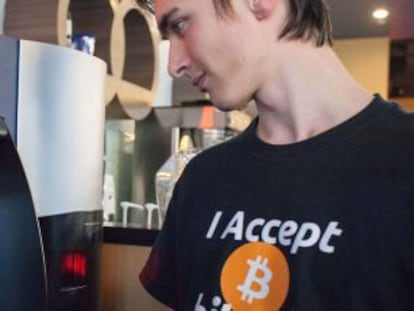 Un cliente del caf&eacute; The Waves (Vancuver) observa el primer cajero de bitcoins.