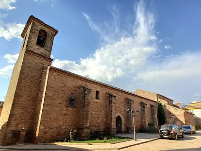 Iglesia de San Sebastián en la plaza mayor de Villapalacios, Albacete.