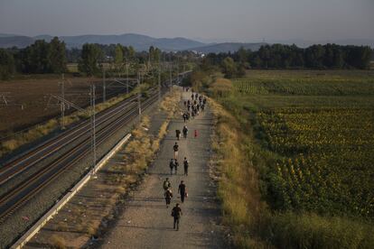 Los inmigrantes caminan junto a las vías del tren en Idomeni, al norte de Grecia, para cruzar la frontera y entrar en Macedonia. Es parte de un largo viaje que les ha hecho pasar por diferentes países. Pero el viaje no ha terminado. En todo el año 2014, 219.000 personas cruzaron el Mediterráneo, 100.000 menos de los que lo han hecho en lo que va de 2015.