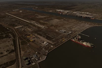 En funcionamiento desde 2014, este megainfraestructura provocó la expropiación de 70 kilómetros cuadrados de tierras para la construcción del puerto, que alberga el mayor mineroducto del mundo y exporta el 40% del petróleo de Brasil. Controlado por varios conglomerados internacionales, el puerto de Açu recibe 26 millones de toneladas de mineral de hierro, que luego se cargan en barcos y se envían a Asia. En la imagen, una vista aérea del complejo, en septiembre de 2023.