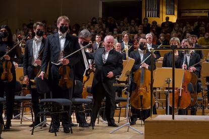 Un gesto afectuoso de Daniel Barenboim con el violinista Lothar Strauß. En primer plano, el concertino Wolfram Brandl.