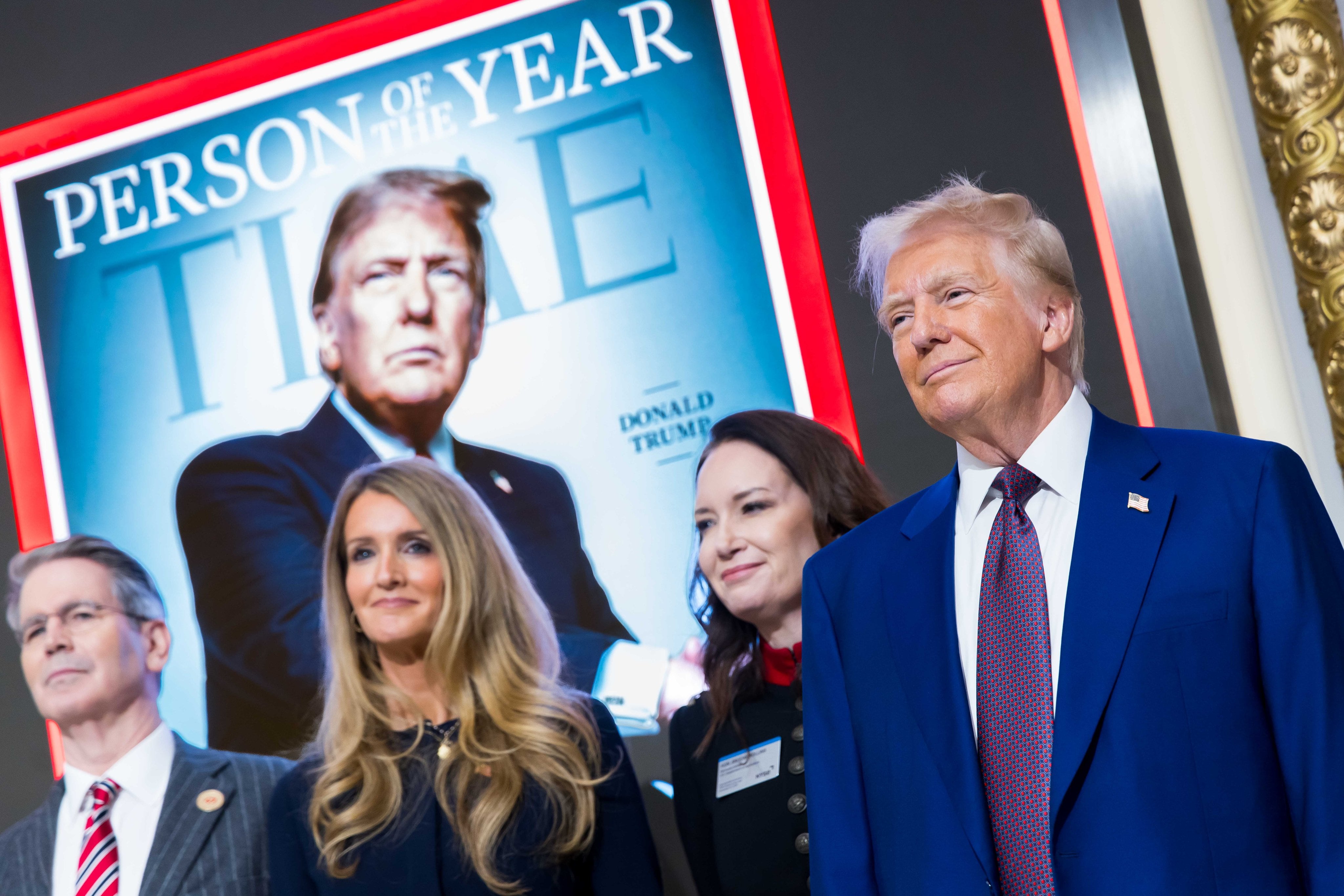 El presidente electo de los Estados Unidos, Donald Trump (d), en la sede de la bolsa en Nueva York (EE UU).